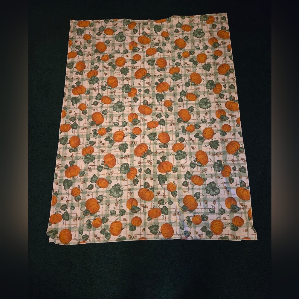 Autumn tablecloth theme.